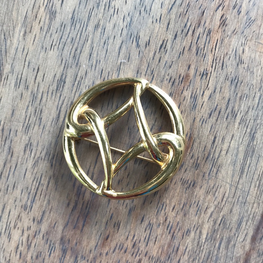 Monet classic round pin